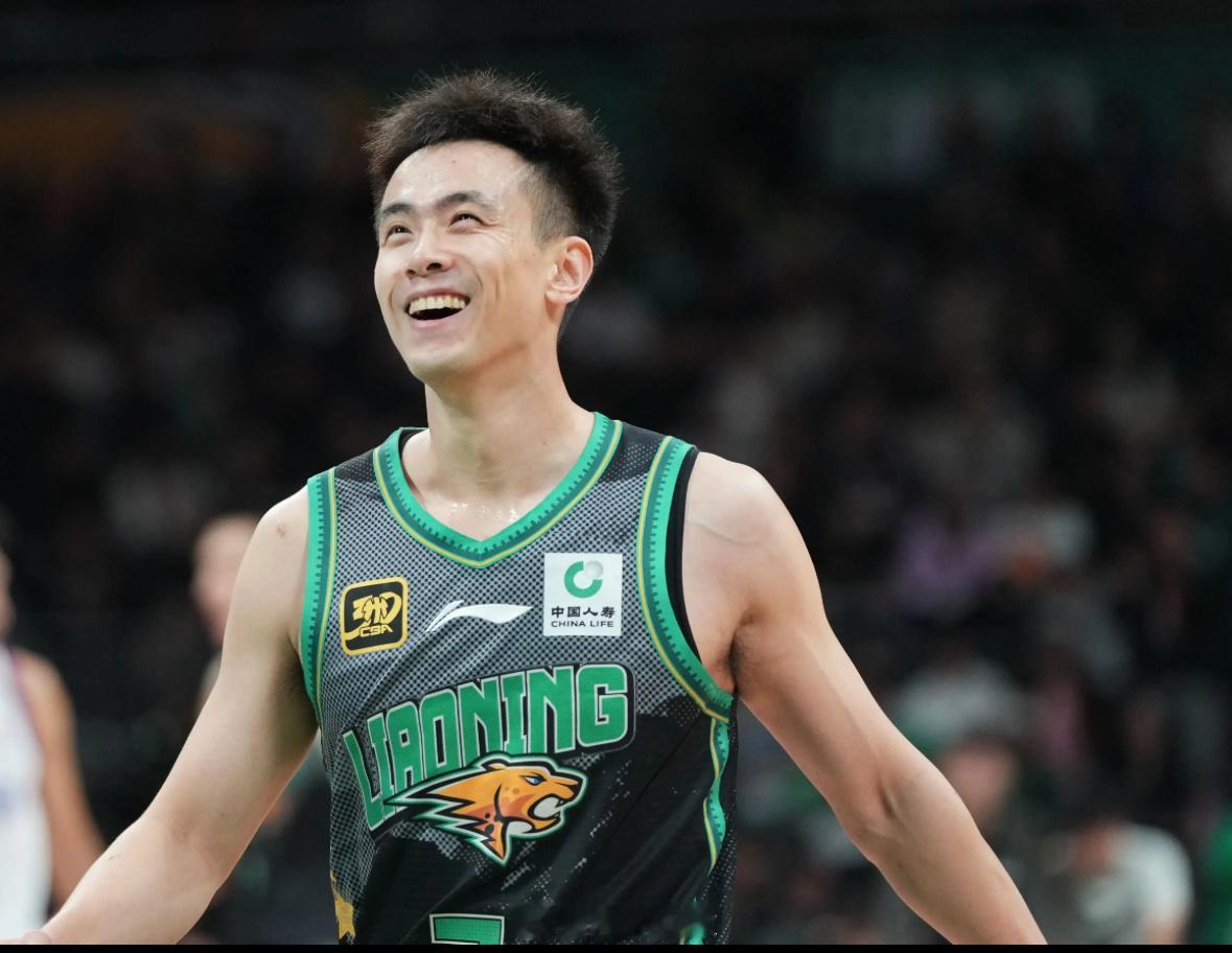 相比于郭艾伦，赵继伟是幸福的，用五年长约续约终老辽宁男篮，五年后赵继伟35岁。赵