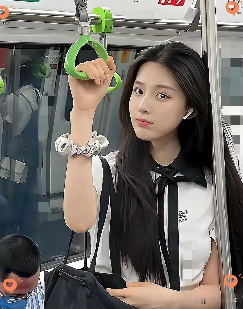 美女坐地铁发现手机被人偷了，正连着蓝牙放歌，她心想手机应该离自己不远，美女大喊：