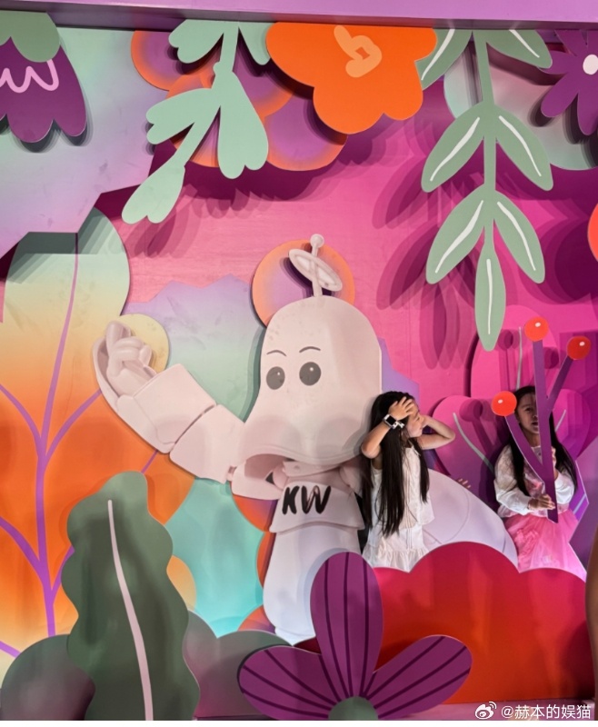 不懂时尚，但能感受到美。小模特们穿着那些衣服走出来时，脸上那种自信和快乐特别感染