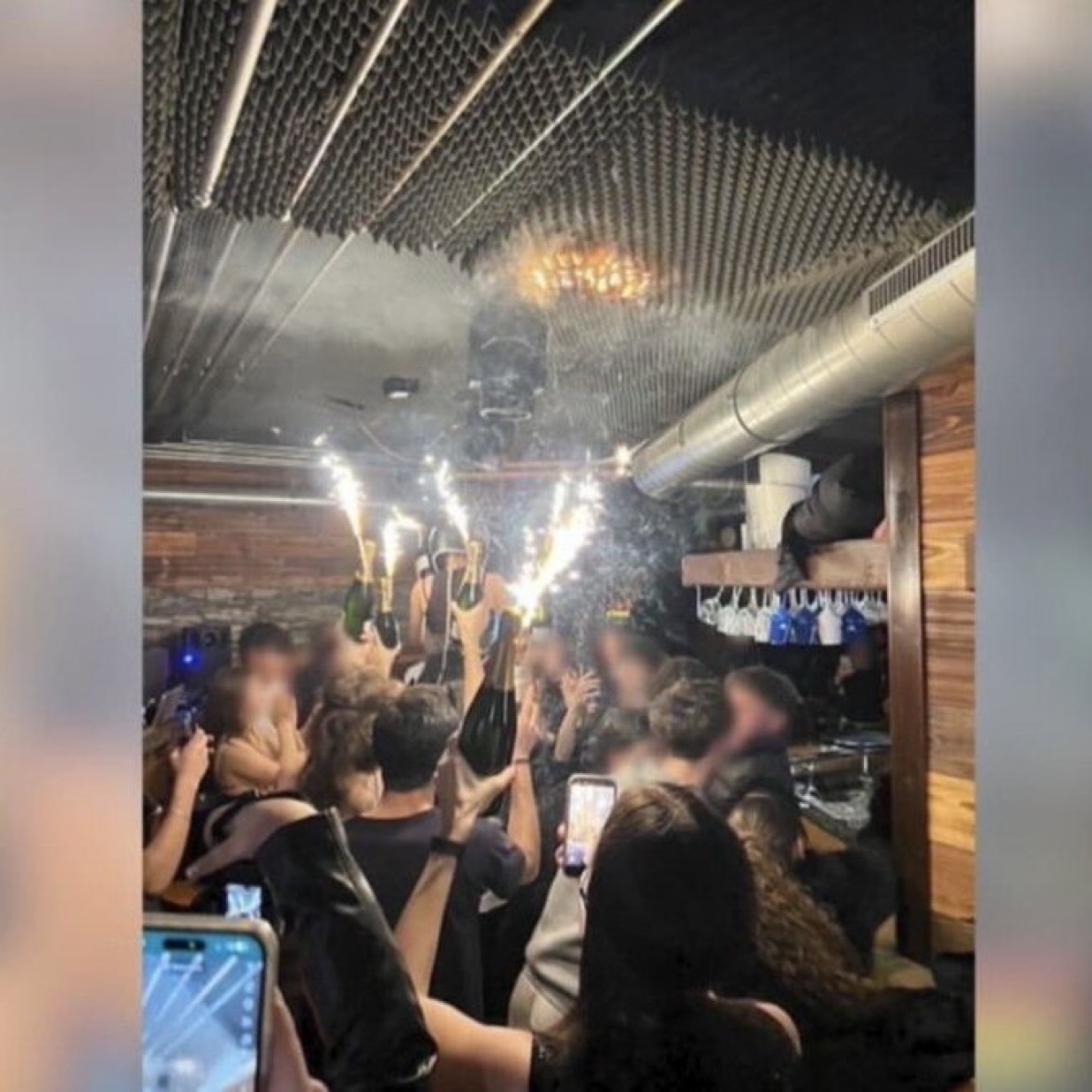 瑞士当局称引发知名滑雪胜地酒吧大火惨剧的原因，可能是庆祝的游客把蜡烛插在香槟酒瓶