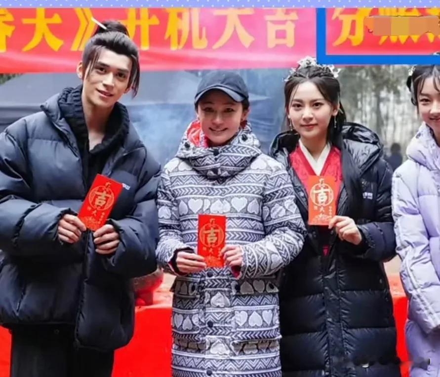 姚笛疑似当导演了！自己没戏拍，干脆当导演，在横店开机拍短剧，请的演员，都是18线