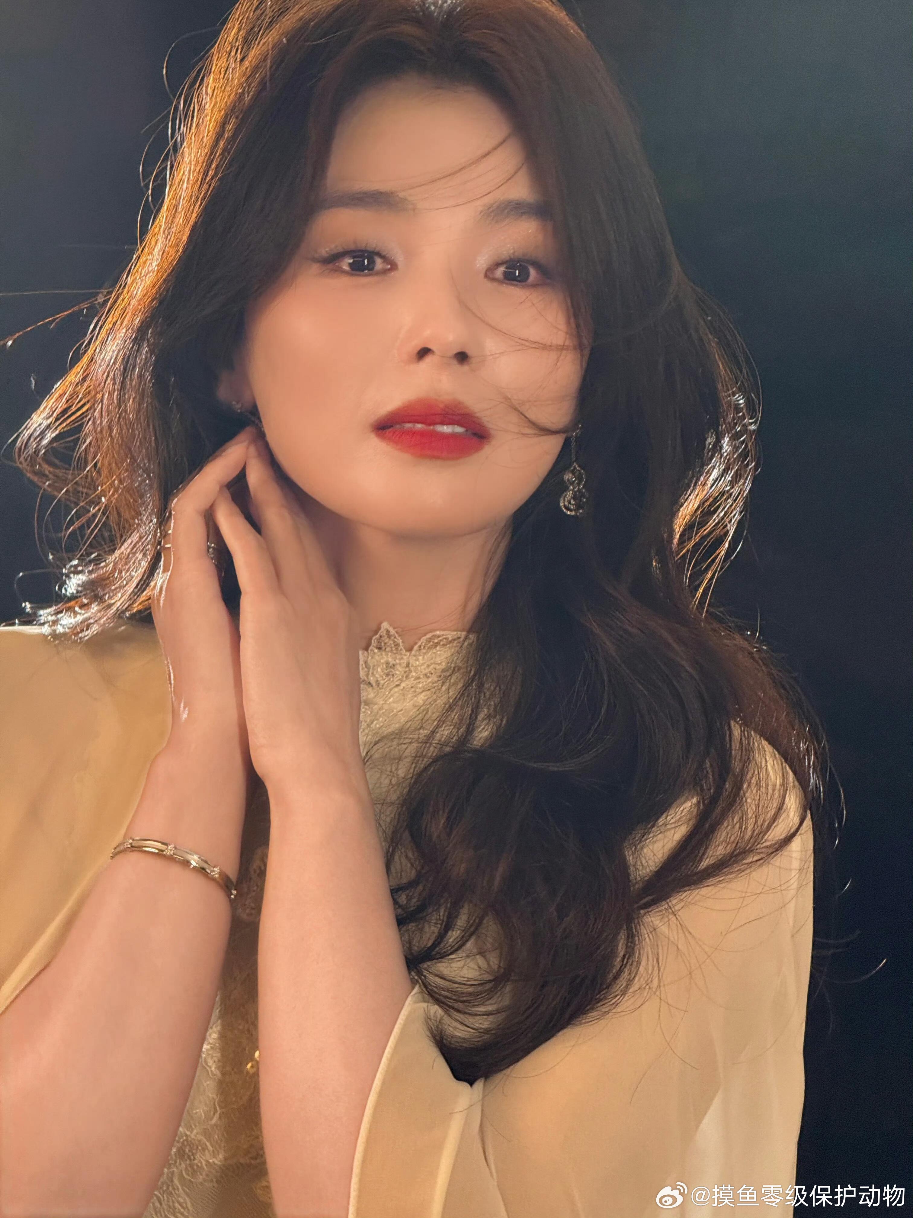 刘涛一滴泪造就神级演技无限超越班 她甚至没有给自己留反应时间。扭头即入戏，落泪即