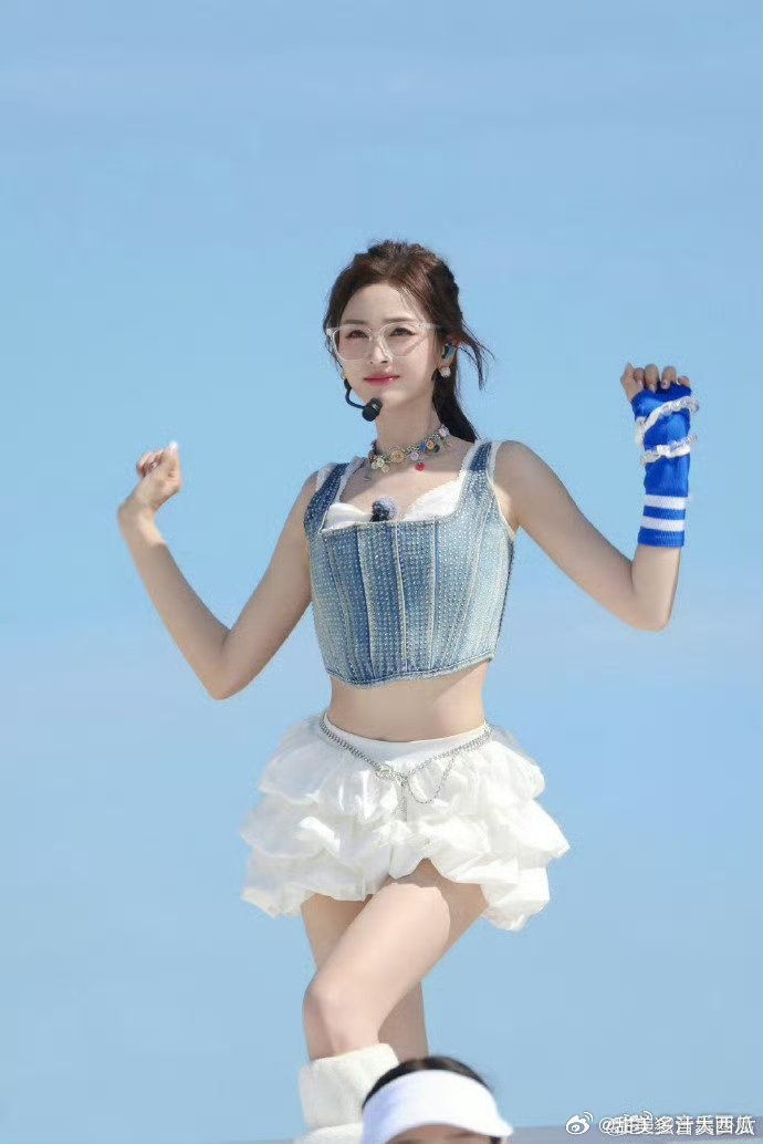 吴宣仪[超话]够了我心疼吴宣仪乘风2025吴宣仪把全身心都投入到舞蹈中，舞台上的