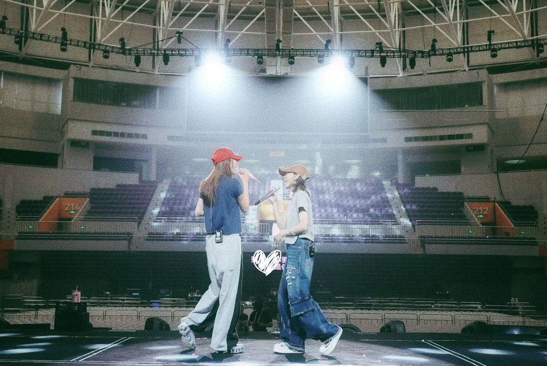 弦子戴佩妮同台梦回流星花园弦子戴佩妮现场合唱你要的爱弦子你也太会了吧！请来戴佩妮