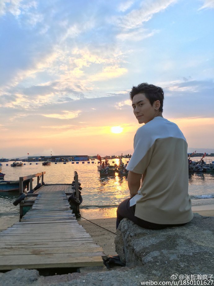 龚俊 cpf 🍊  山河令 20160828 张老师以前就很爱发落日晚霞。 ​