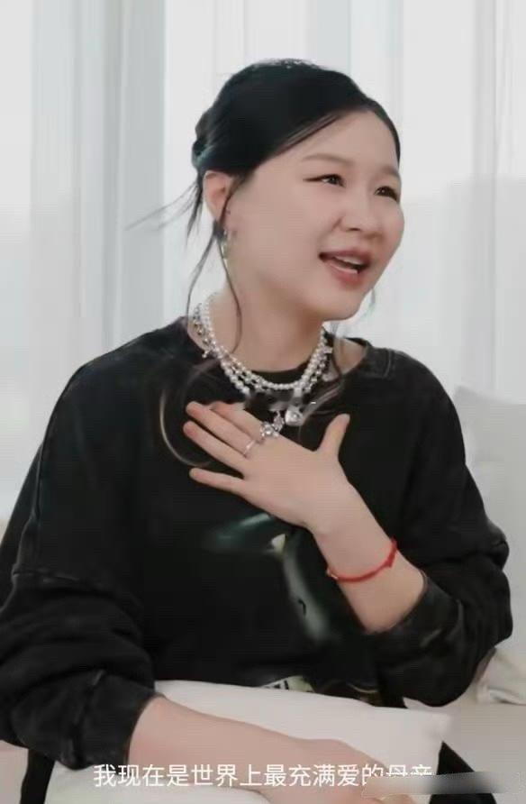 金靖自曝产后很焦虑，给老公带娃表现打60分，不喜欢别人问她生男生女，觉得好冒犯，