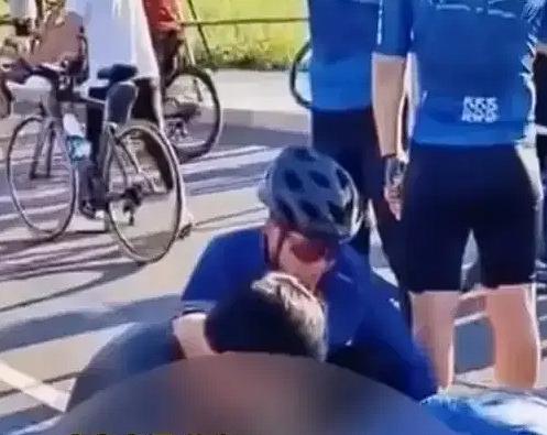 河北保定，一小男孩跟随公路自行车团练时，不慎摔倒在对向车道，被一辆正常行驶的汽车