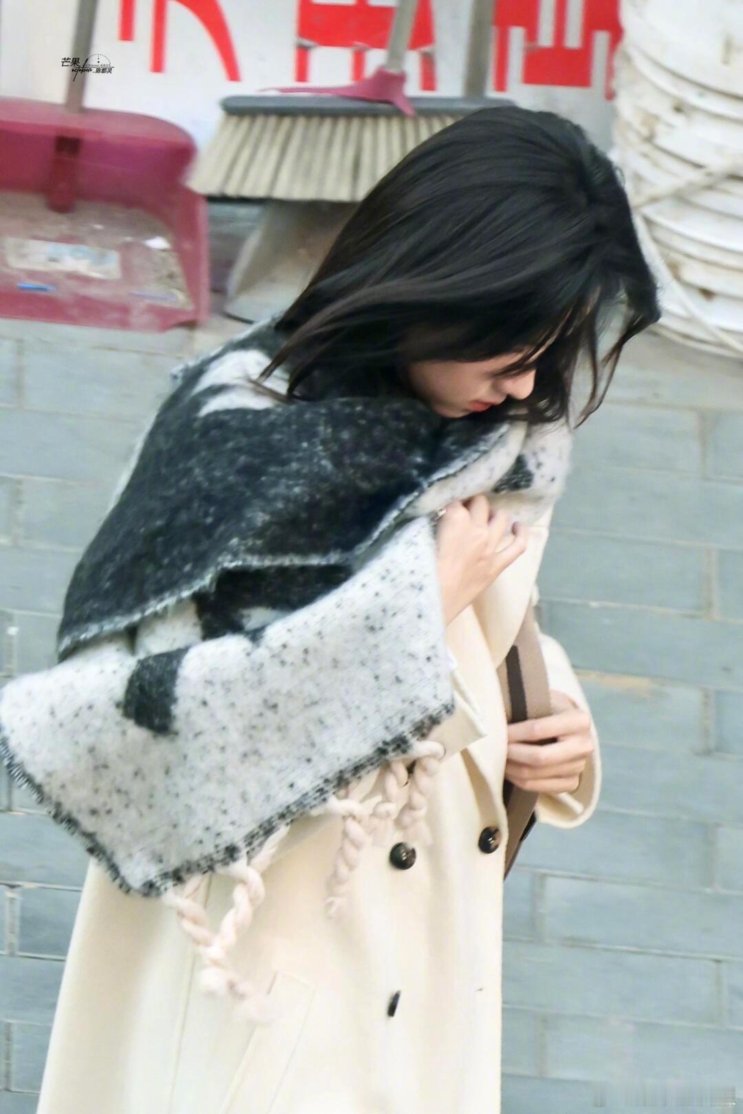 陈都灵方回应新剧造型陈都灵方已与新剧妆造团队沟通 新剧才开机两天，路透造型就被讨