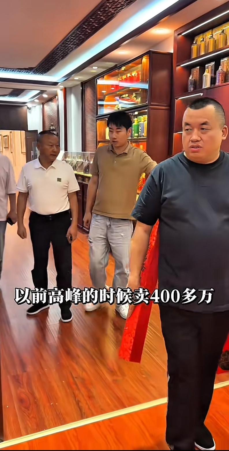 北京坤哥，从来不缺小弟。早前首席婚礼司仪马智宇，整日跟在他身后鞍前马后，靠着蹭坤