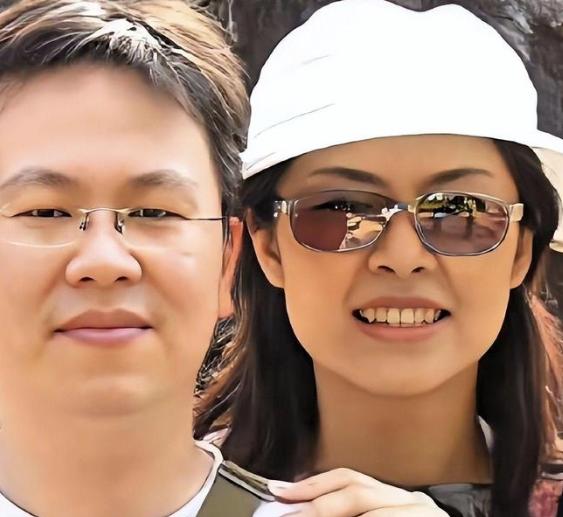 查了查郑丽文的老公，这不查不知道，原来她与丈夫过着一种别具一格的生活模式，这种分