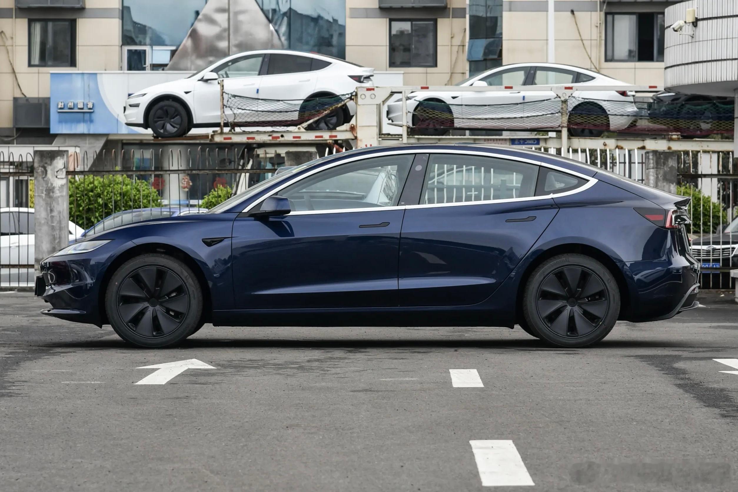 方程S的外观，我愿称之为 Model 3设计思路的究极增强版。两台车的底层理念其
