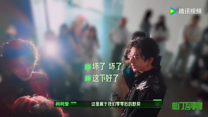 丁程鑫叫周柯宇帅哥丁程鑫被周柯宇帅到 一进门还没来得及回答身份问题，丁程鑫的注意