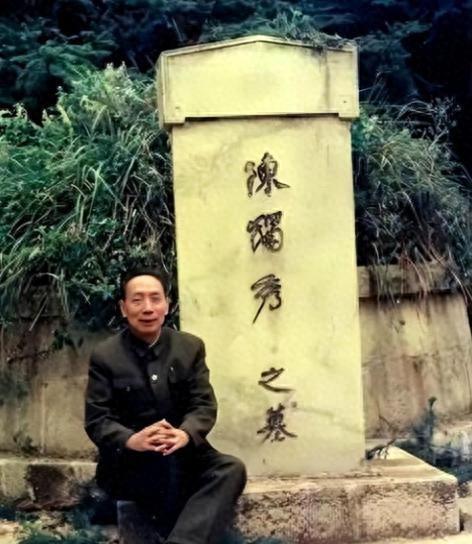 1976年，陈松年跪在父亲陈独秀荒草丛生的墓前扫墓，泪流满面，这一珍贵留影令人动