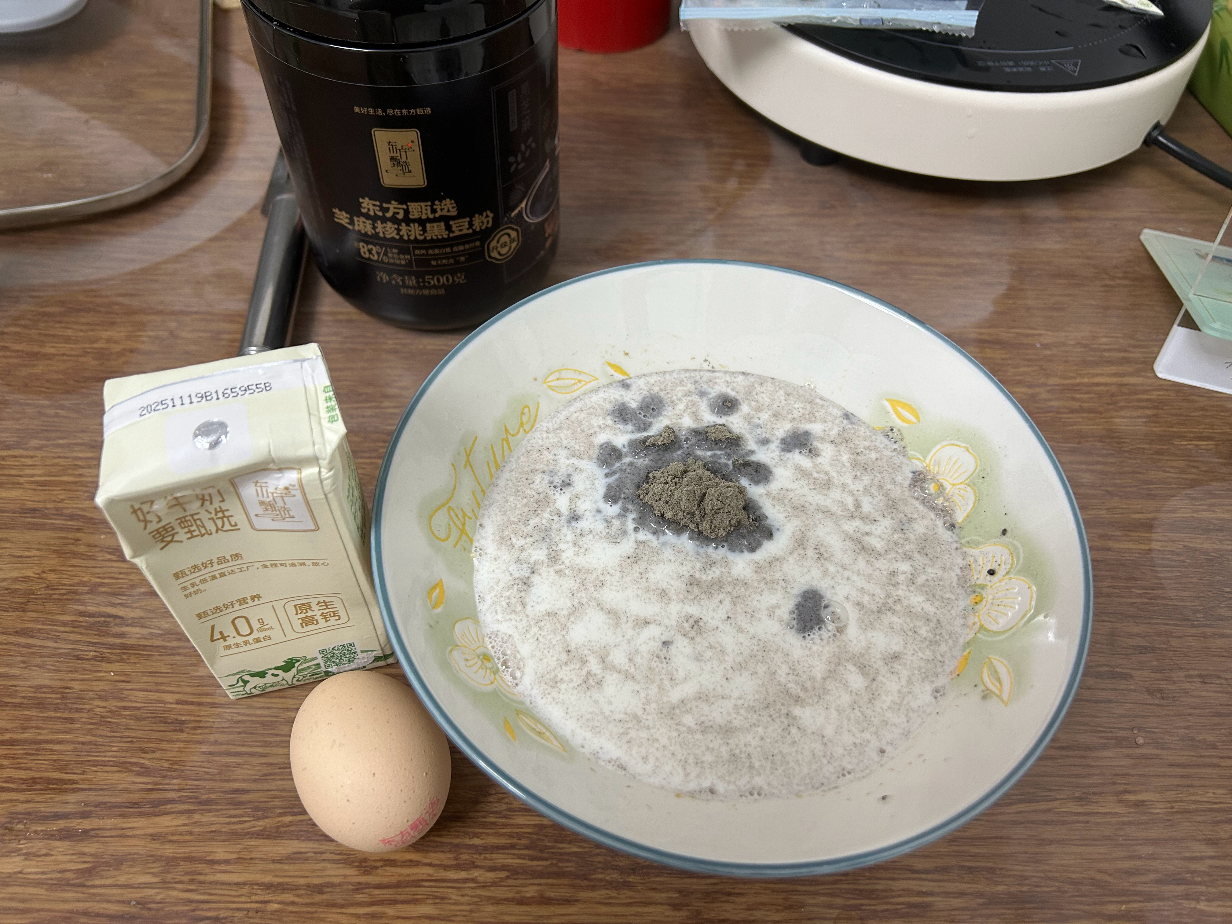 今天早餐，牛奶燕麦黑芝麻+鸡蛋，一次性蒸热，很方便。 