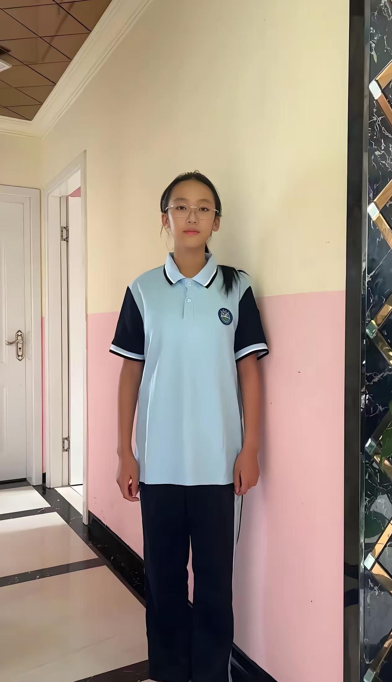 女孩端着一碗面条，筷子没有停过，三年前她的爸爸妈妈就出车祸死了，现在和奶奶一起住