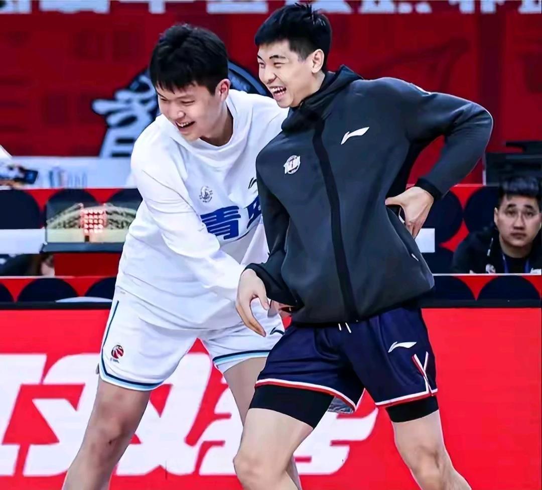 姚明、大郅、阿联、周琦进入NBA前都什么数据？大姚29+19+5帽。易建联巅峰期