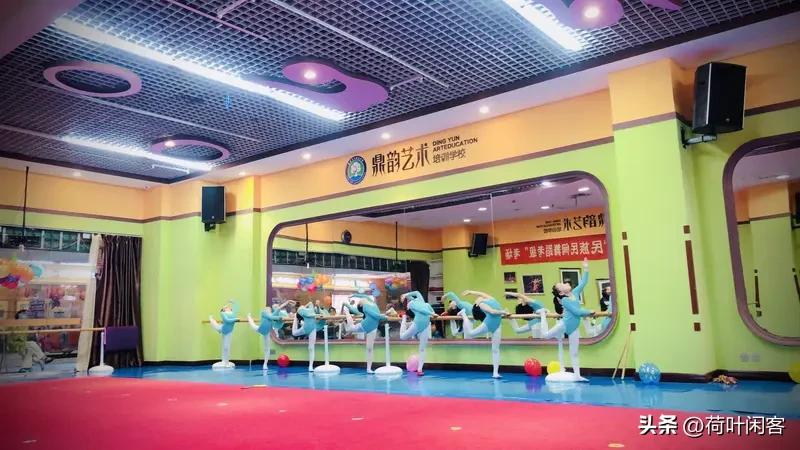 不叫课后托管，叫课后延时服务。
以小学为例，课后延时服务主要有下列内容:
一是语