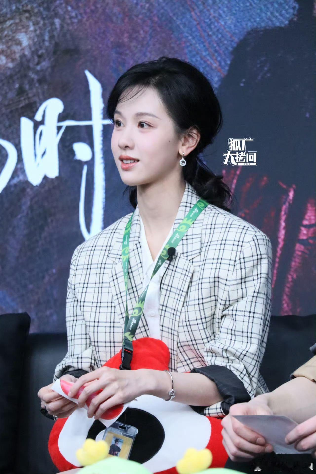 陈都灵完全是妈咪级别的 在内娱，能看到像陈都灵这样既优雅又高智的女性，真的是一种