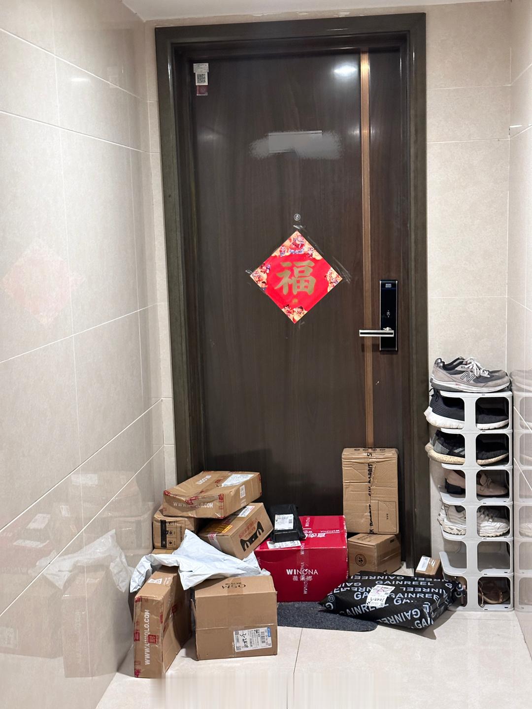 对门的门口堆满了快递这是多久没回来了好多快递啊[并不简单][并不简单][并不简单