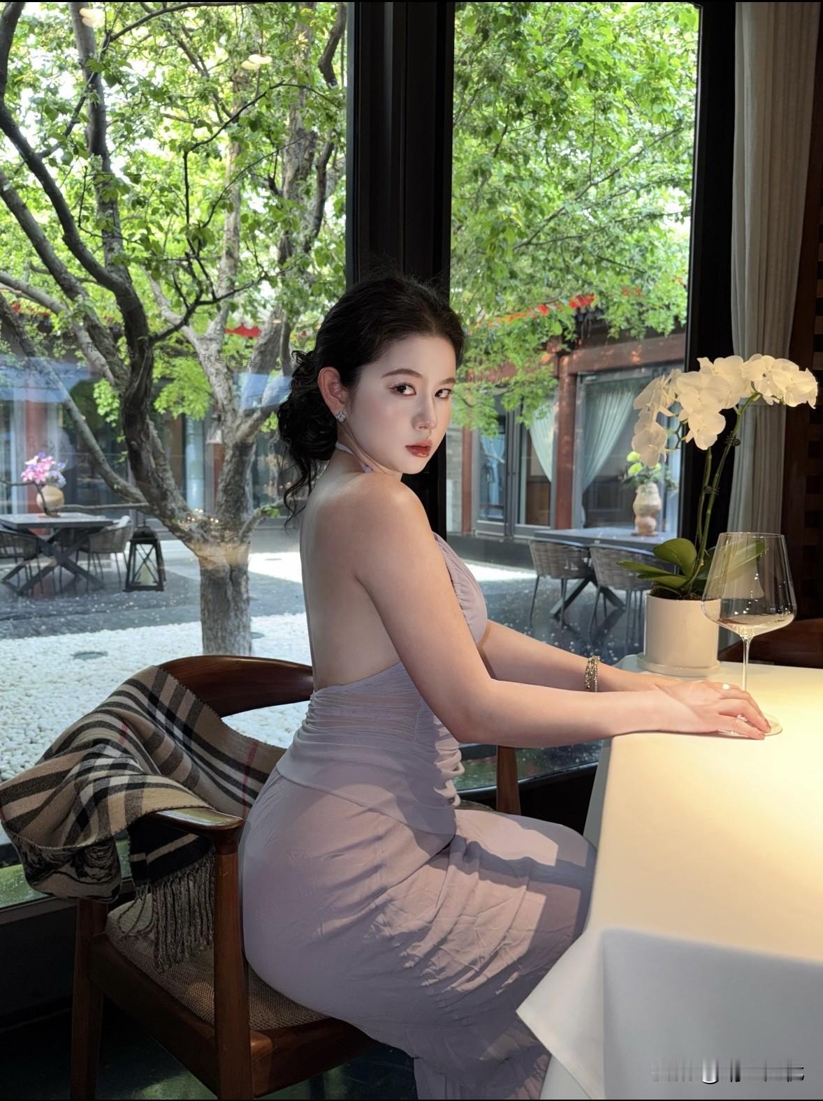 从白天到夜晚，从兴致盎然到意兴阑珊。女生怎么穿搭会看上去很优雅