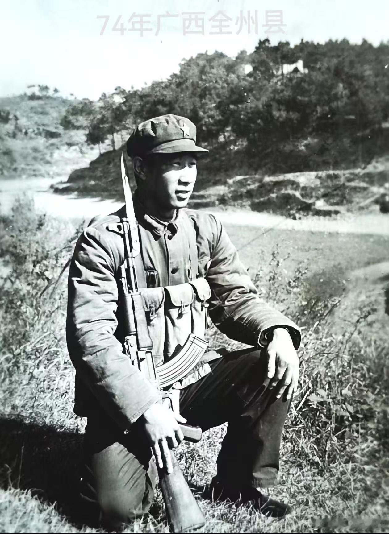 1974年，中国广西省全州县。一张摆拍的解放军战士照片。步枪可能是早期型56式，