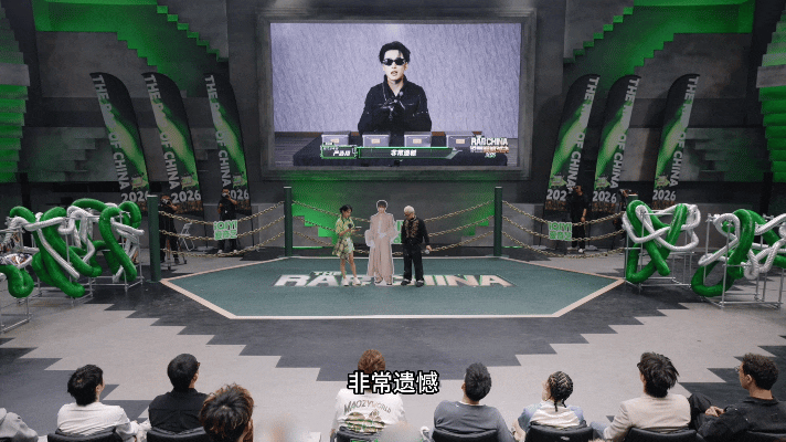 谢帝扛着严浩翔人形立牌严浩翔分享中文说唱十年的故事严浩翔从当年追说唱节目的观众，