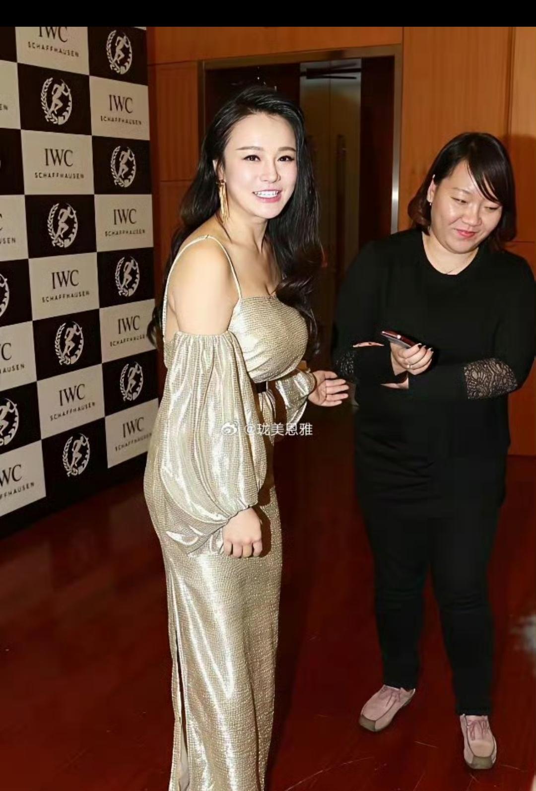 其实早期冉莹颖身材真的很普通，刚结婚的身材跟普通人无异！
只不过后来就变得越来越