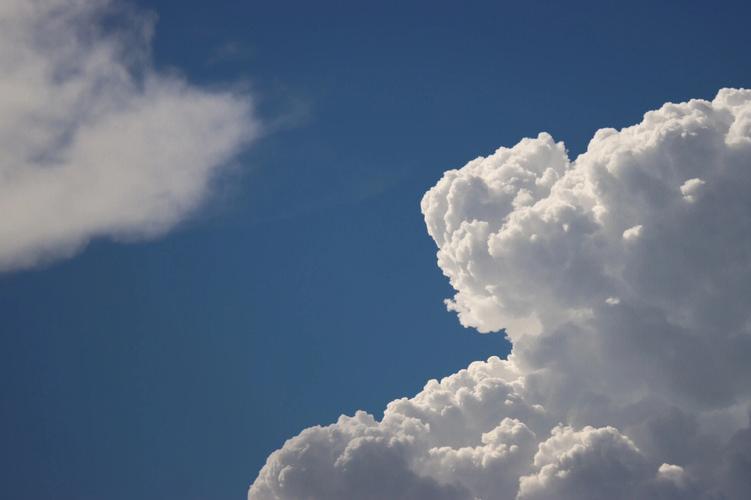 🌥️天上的云朵在偷偷谈恋爱！网友：这糖我嗑了！

昨天傍晚的天空上演了一出神仙