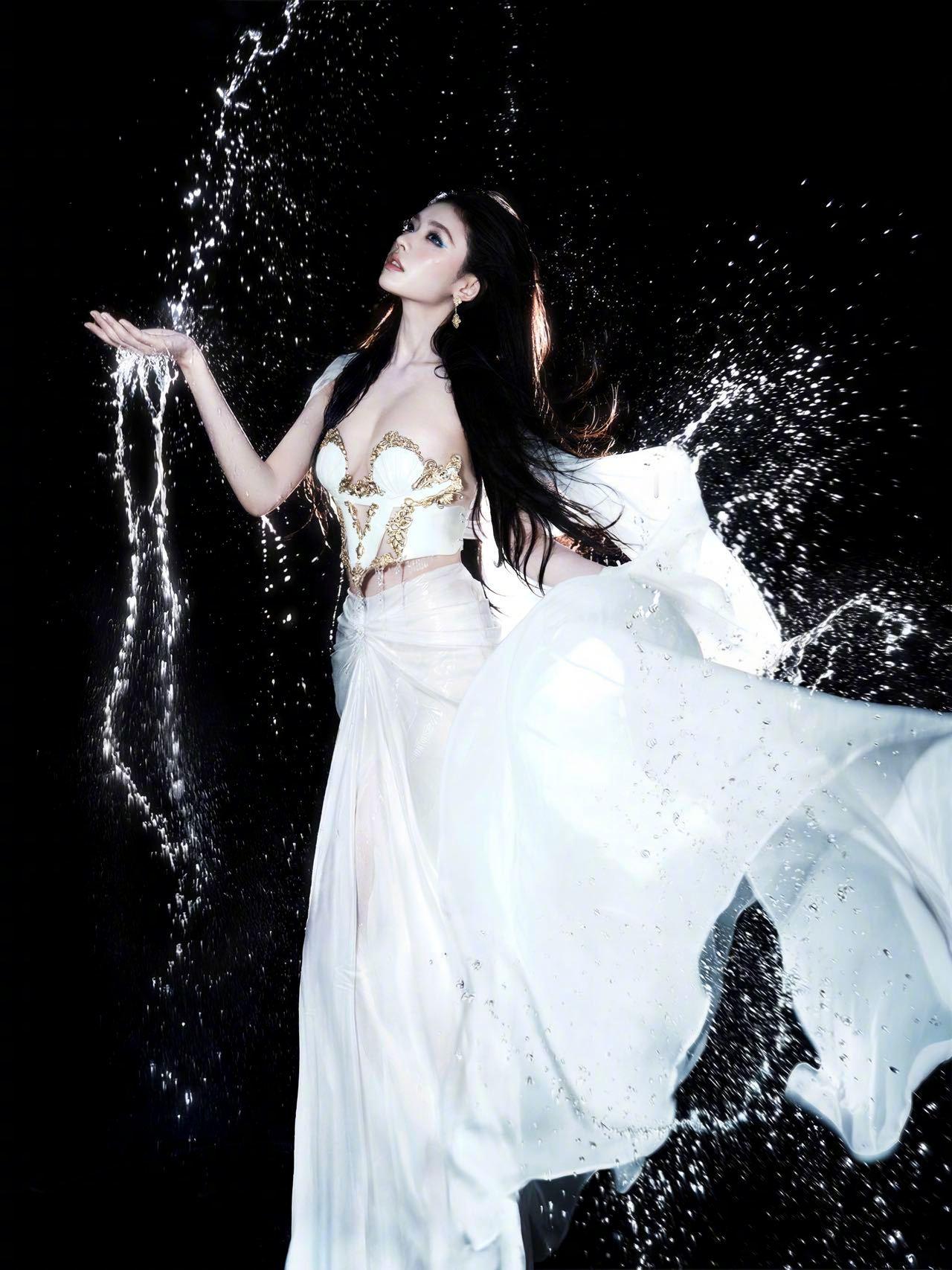 林允三十岁生日复刻美人鱼 演员生日写真今日释出～时隔十年，林允复刻美人鱼造型，惊