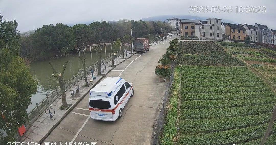 月 25 日上午，宁波北仑一位七旬老人在河边埠头清洗衣物时，不慎身体失衡栽进冰冷