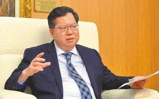 海基会现任董事长郑文灿昨突遭桃园地检署带走，经过连夜侦讯，检方认定其涉贪，桃园法