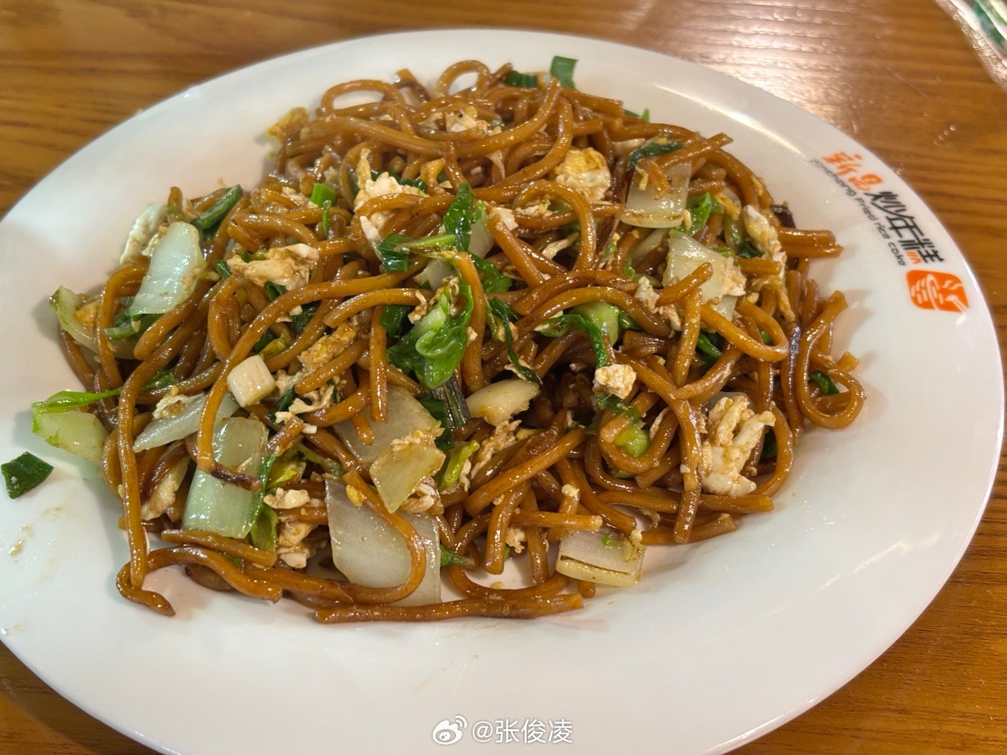 考虑到经济下行，今天在绍兴吃晚饭，两个人点了一份炒面分着吃，纯素，没肉，22块。