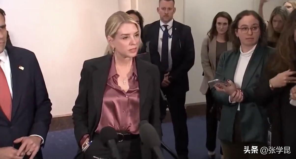 突遭特朗普解雇的美国司法部长邦迪今天发文说：“在接下来的一个月里，我将不懈努力，