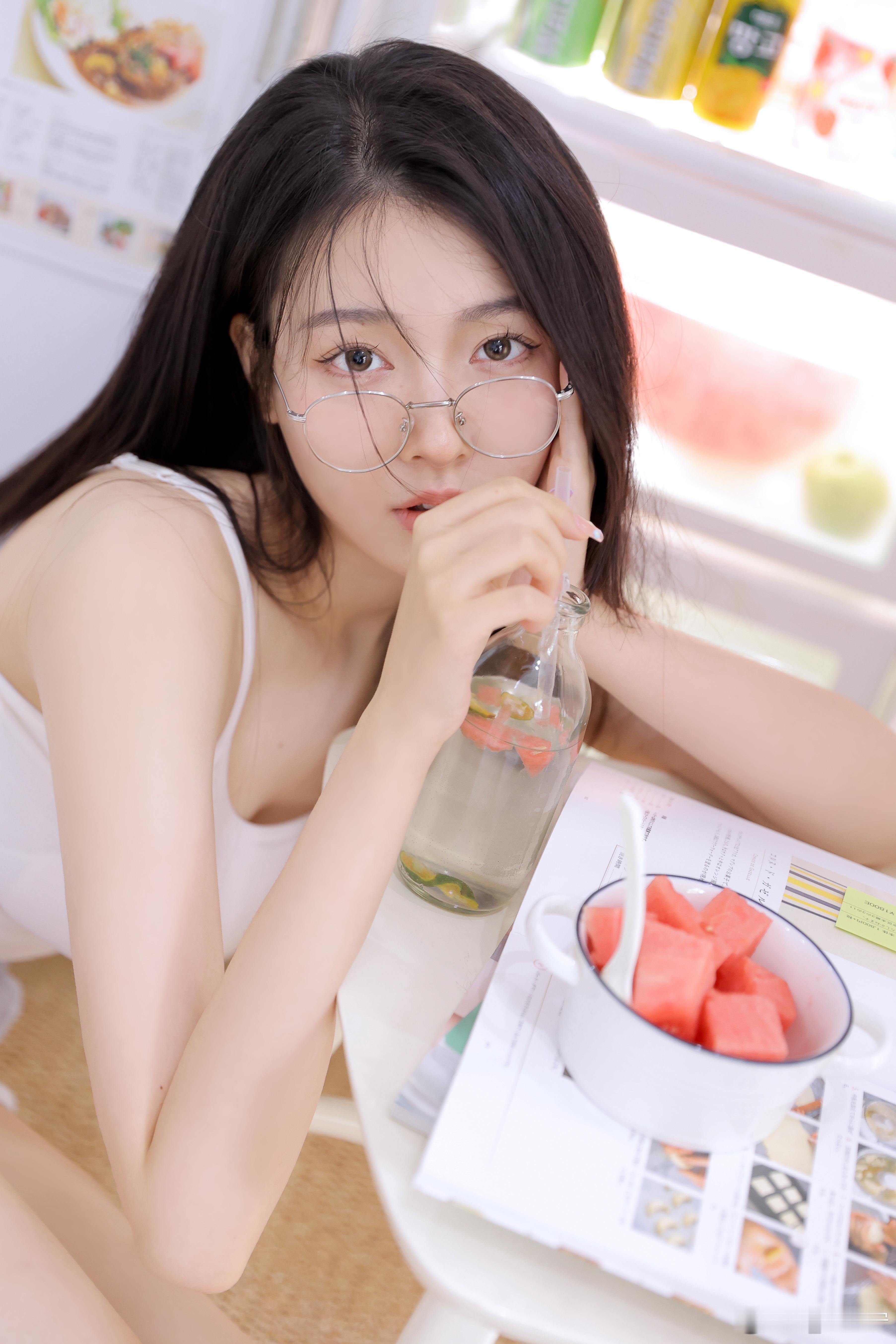 张润宁 . 自然光裹挟松弛感，灵动又撩人 。 
