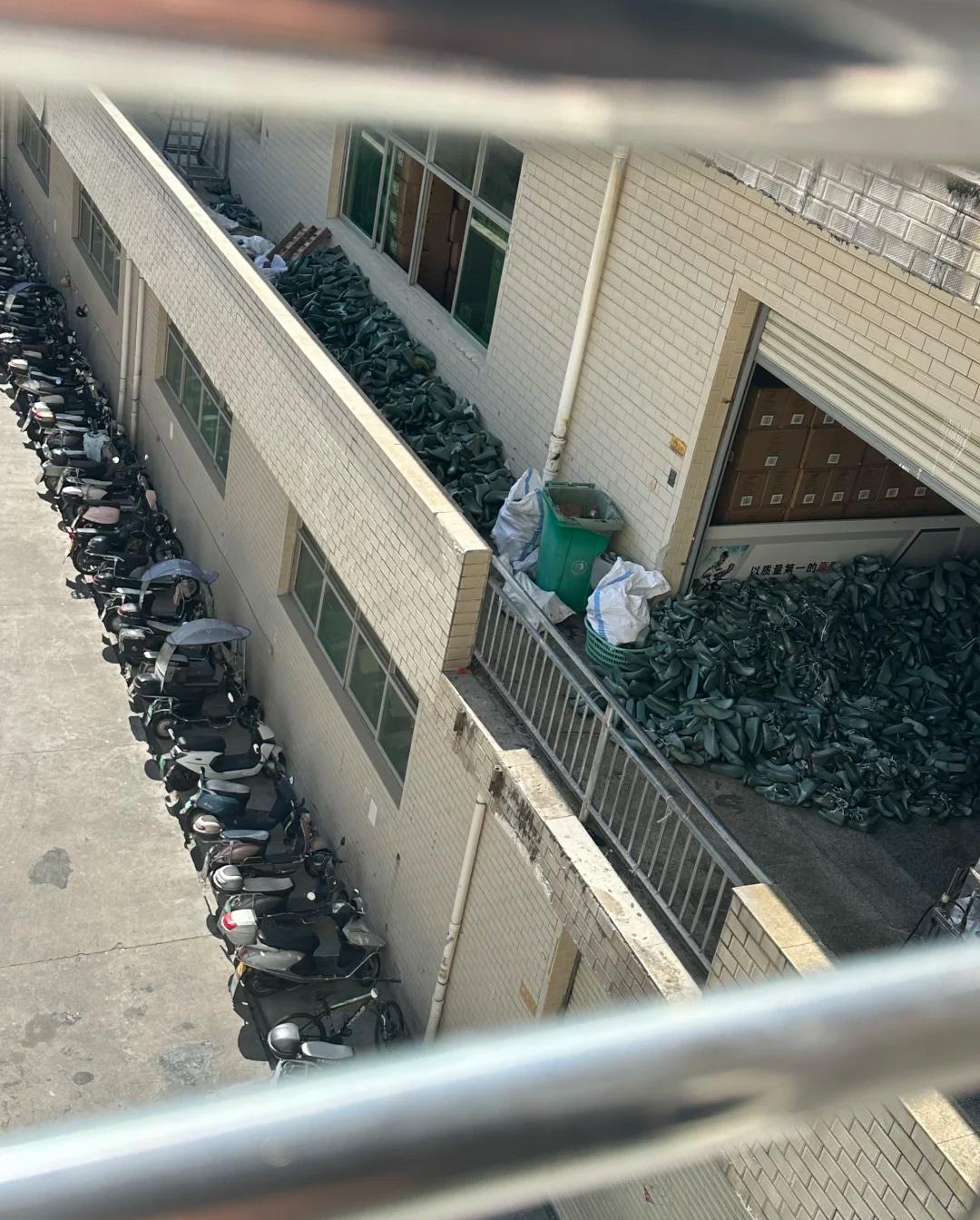 我老乡在福建晋江市陈埭镇的鞋厂打工，听他说他们工厂这几天都放假了，他每天待在出租