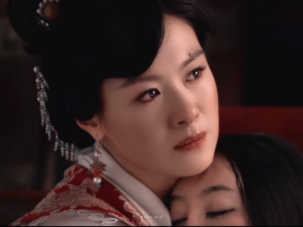 我终于找到妹宝同一个角度的图了，两个人超像。 ​​​