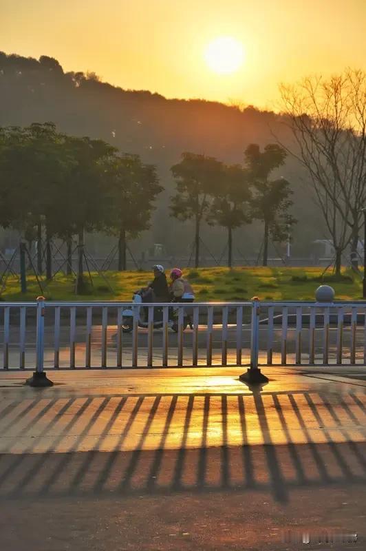 翻看手机相册，我还真找到两张超美的夕阳照。“夕阳无限好，只是近黄昏”，说的大概就