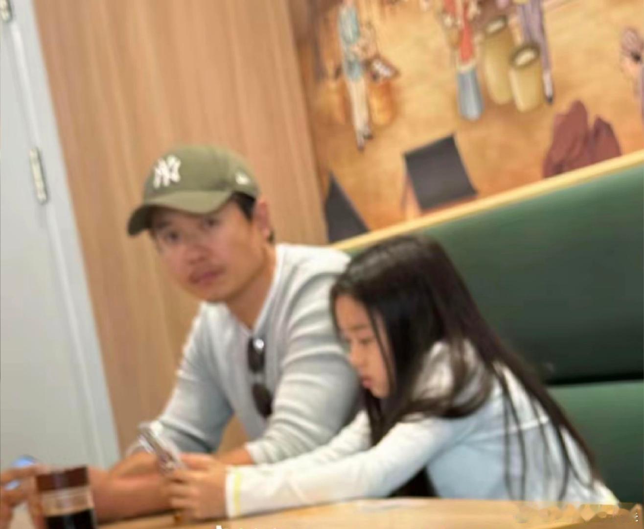 小酒窝和爸爸逛街购物小酒窝和爸爸高云翔一起逛街，隔着屏幕都能感受到小酒窝的古灵精
