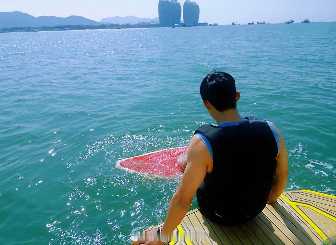 黄景瑜冲浪好诱人的肌肉线条黄景瑜穿紧身衣冲浪是懂造福我们的，好身材一点不藏着掖着