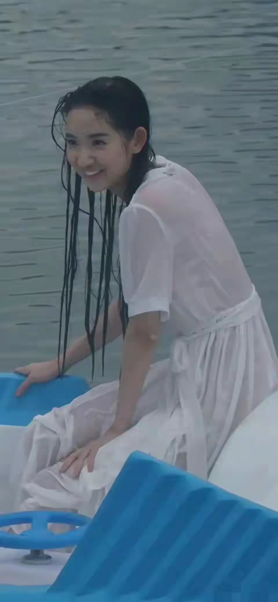 王玉雯太大胆了，雨中全身湿透了，发现好像只穿了外衣 