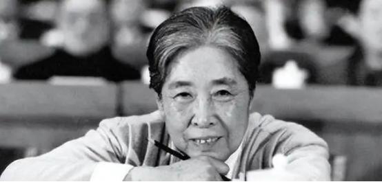 2006年，王光美因病去世。临终前，她突然向女儿刘亭抱拳作揖，虚弱地说：“女儿，