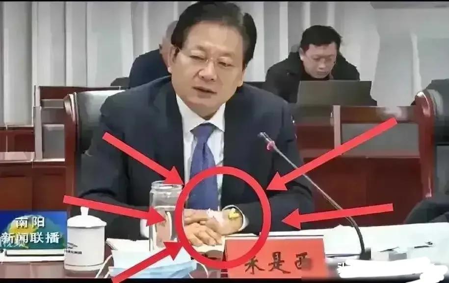 为这样的领导点赞，留着滞留针还能坚持工作。现在当领导的真是不容易，生病了也不能请