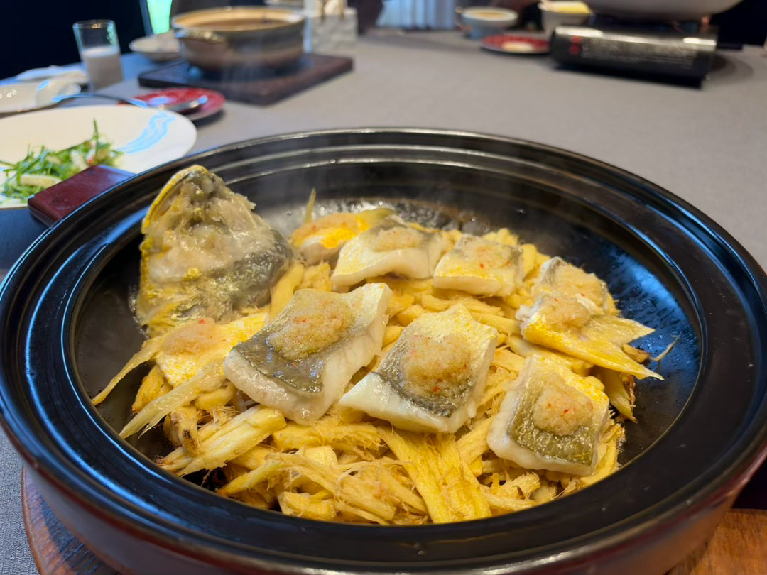 昨天有点过量本来不打算运动了，但是中午吃太好了打算下午出去上一个小时网球体验课[