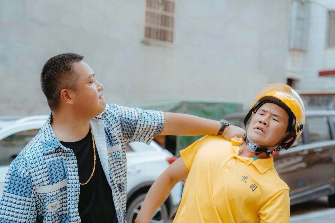 烂，嘎子学徐峥拍外卖大片，首日票房仅19万，差评一片
“嘎子”谢孟伟又翻车了！这