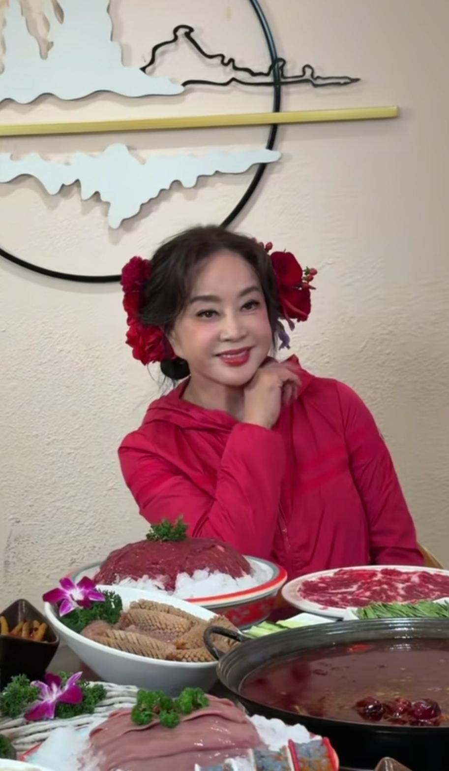 75岁怎么了？只要心态好，永远都是美少女。

刘晓庆不光是这么想的，也是这么做的