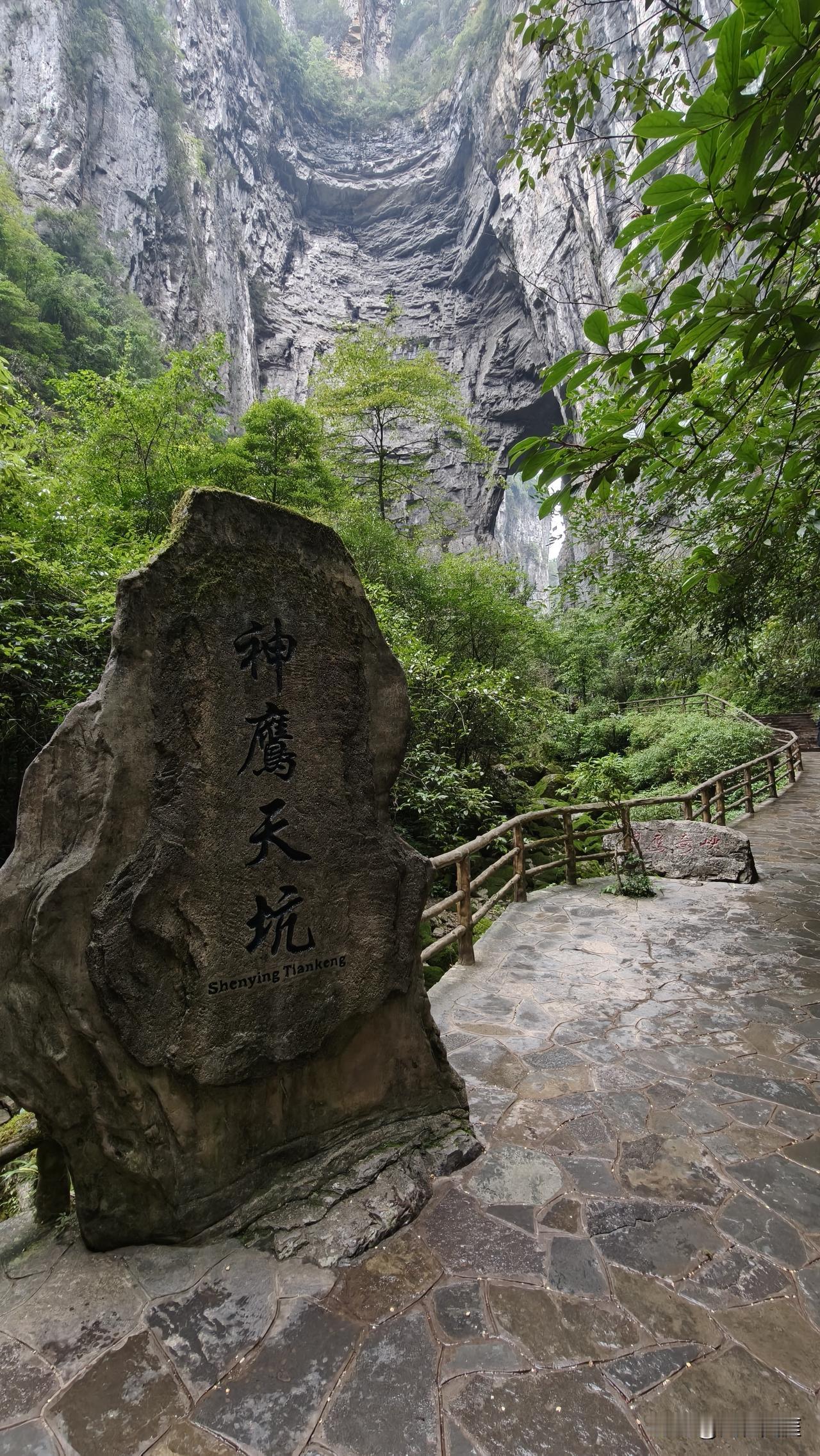 武隆天坑的确好看，但武隆服务区也有坑，一不小心就遭坑，服务区和高速出口混在一堆，