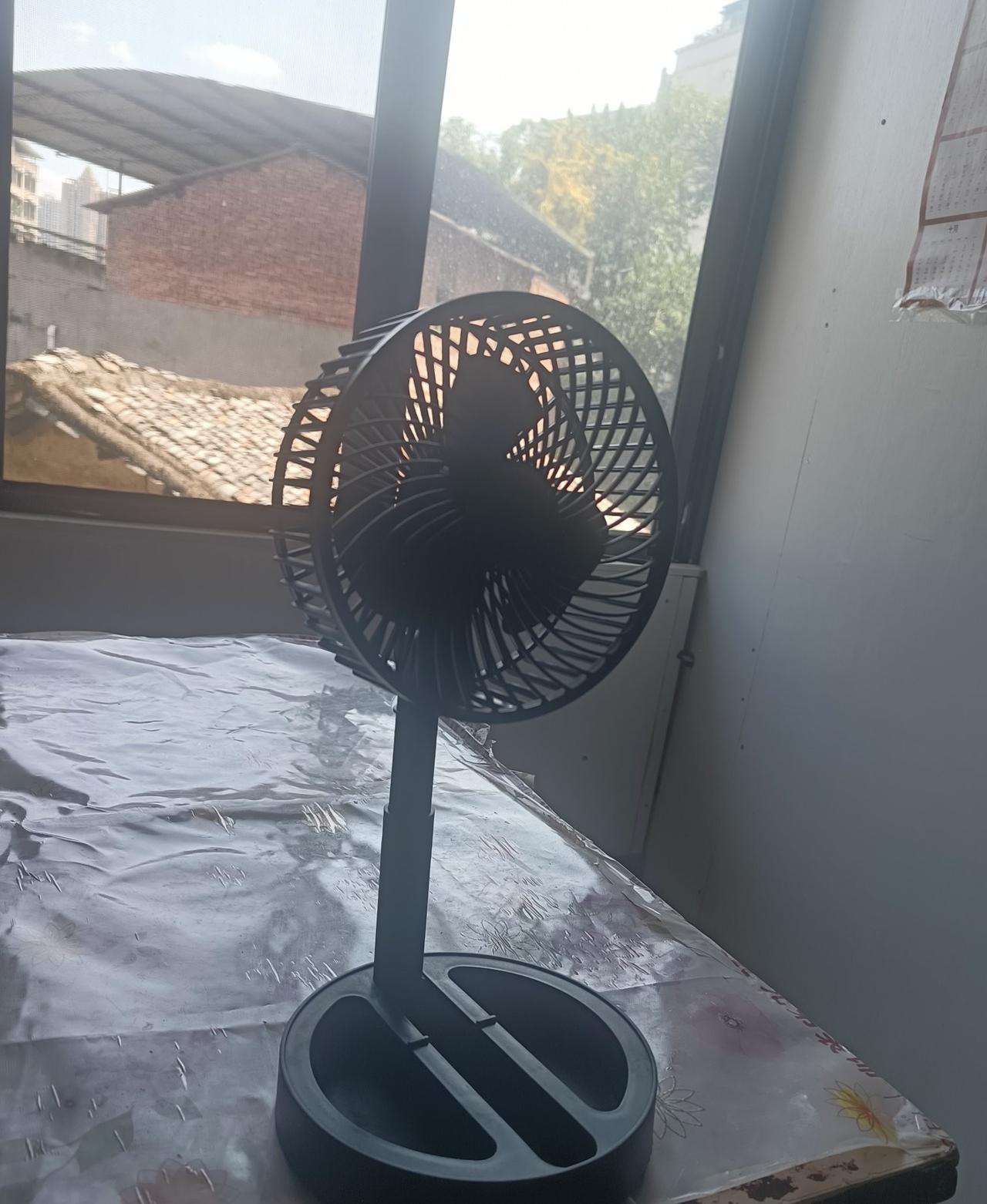 我在网上一分钱买了一个电扇，今天电扇到家了，而且一个人坐着享受清凉全然可以。当時