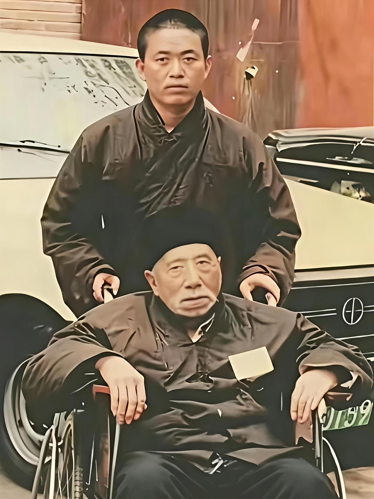 这张照片是少林寺第29代方丈释行正1986年去医院看病时拍的，在后面推着轮椅的就