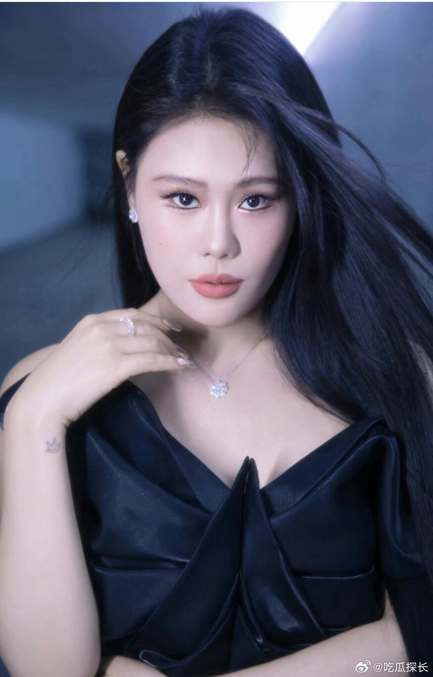 袁娅维黑长直完全是女王级别 看到袁娅维最新物料里的黑长直造型，我直接被美到说不出
