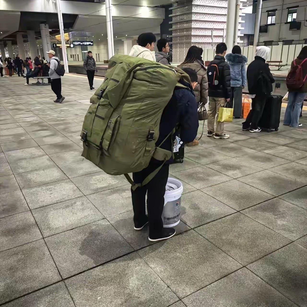 这里都装的啥啊